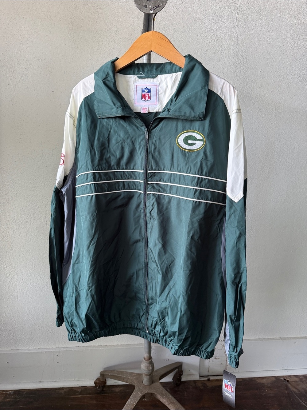 NWT NFL GreenBay Packers Windbreaker Jacket Size XL